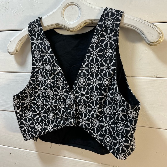 ❣️MAEVE Anthropologie Crop Top Brodé Noir et Blanc (Taille 6) - Picture 4 of 10